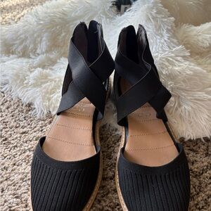 Black Crisscross Elastic Sandals